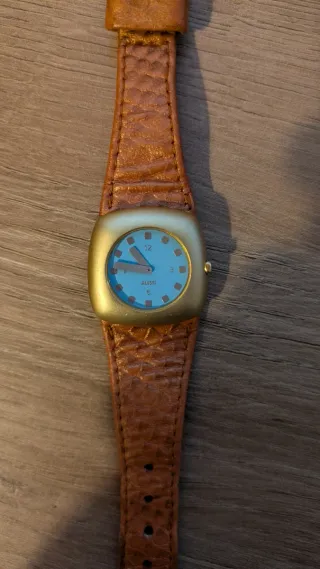 Reloj de pulsera marrón y dorado