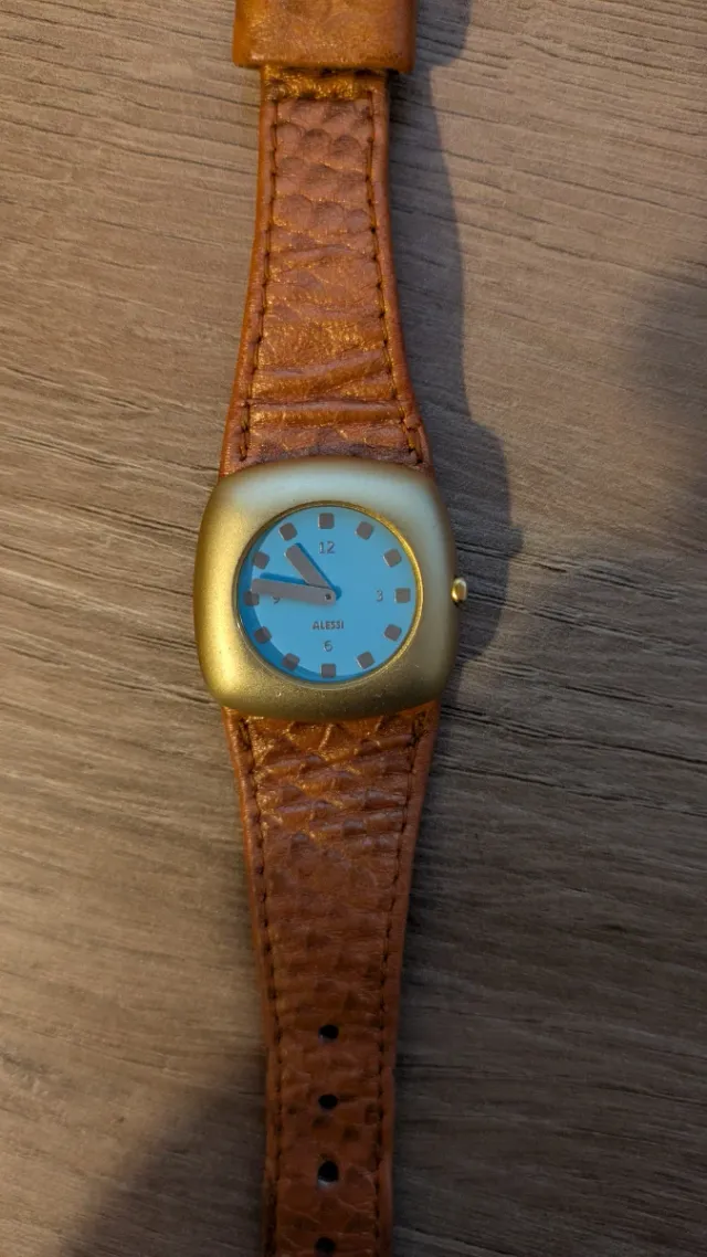 Reloj de pulsera marrón y dorado