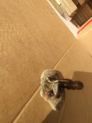 Statua sirena in bronzo su roccia