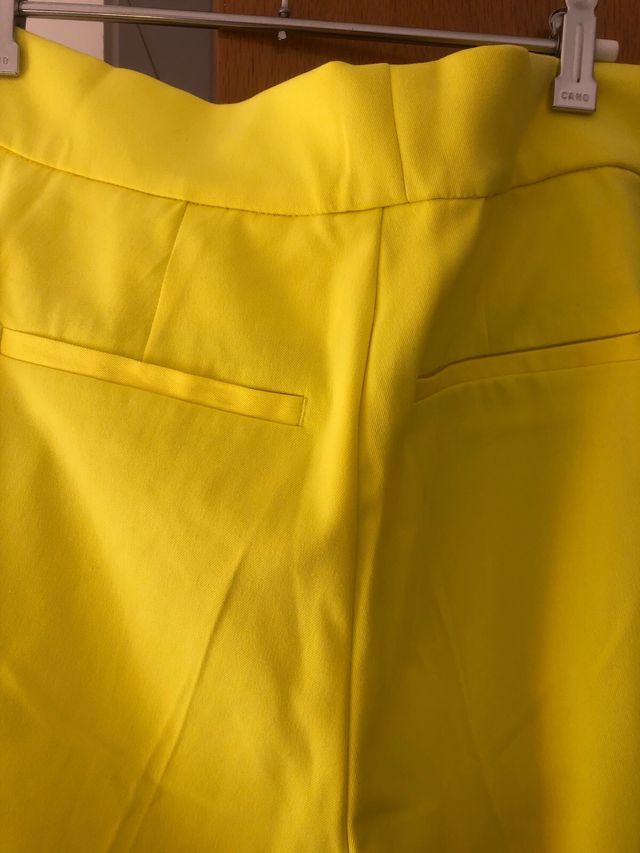 Pantalón ancho amarillo
