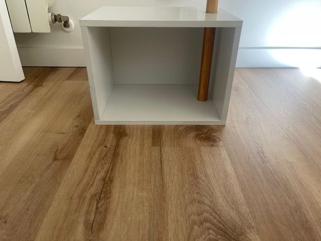 Suporte de pé de madeira com base branca