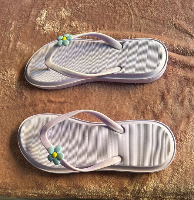 Chanclas moradas con flor