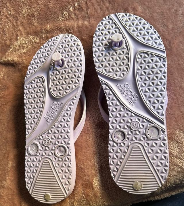 Chanclas moradas con flor