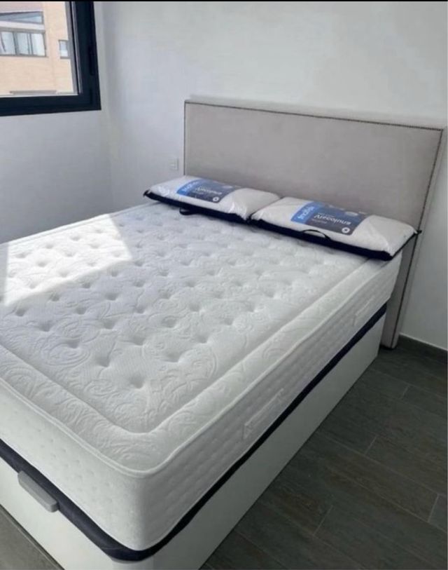 Letto e Materasso Beige e Bianco