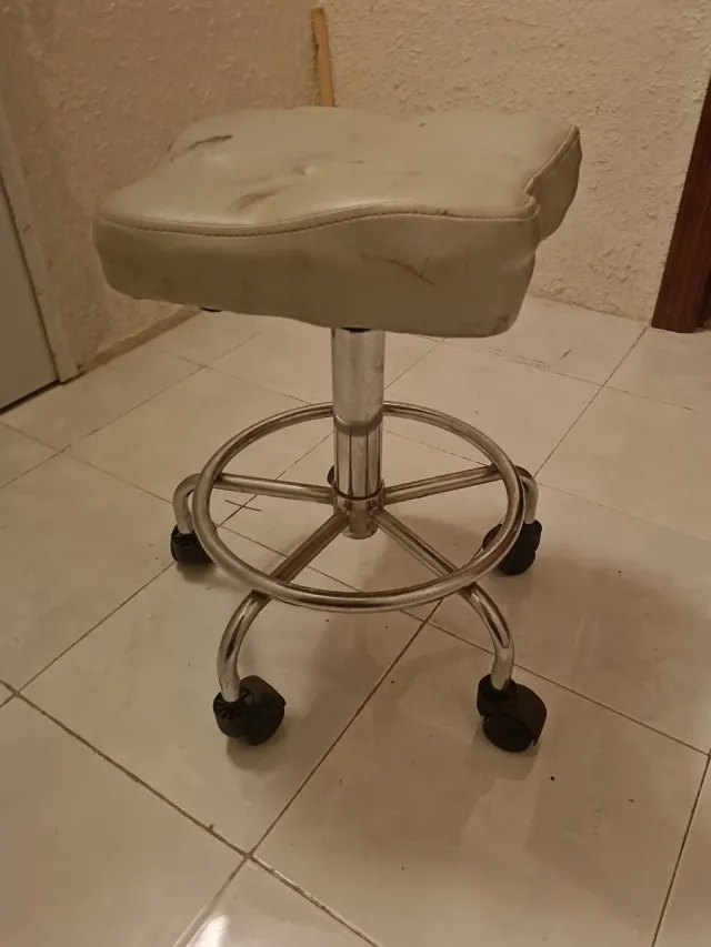 Taburete clínico bajo piel sintética