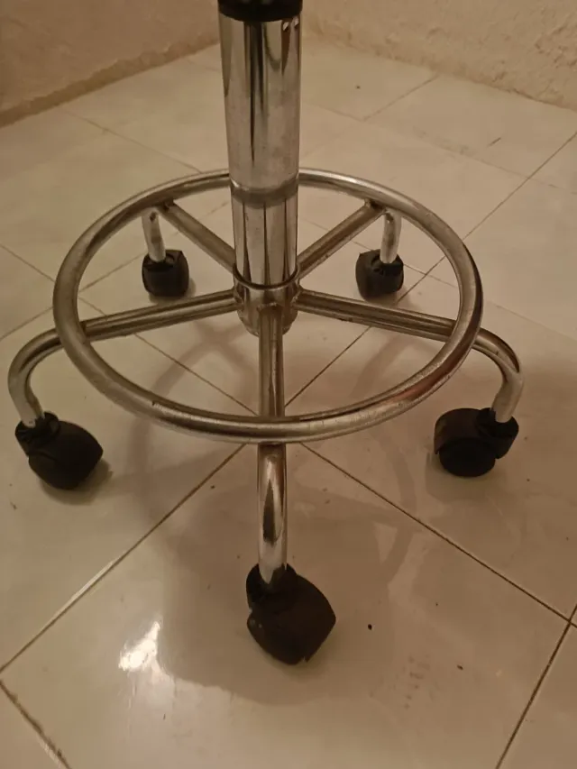 Taburete clínico bajo piel sintética