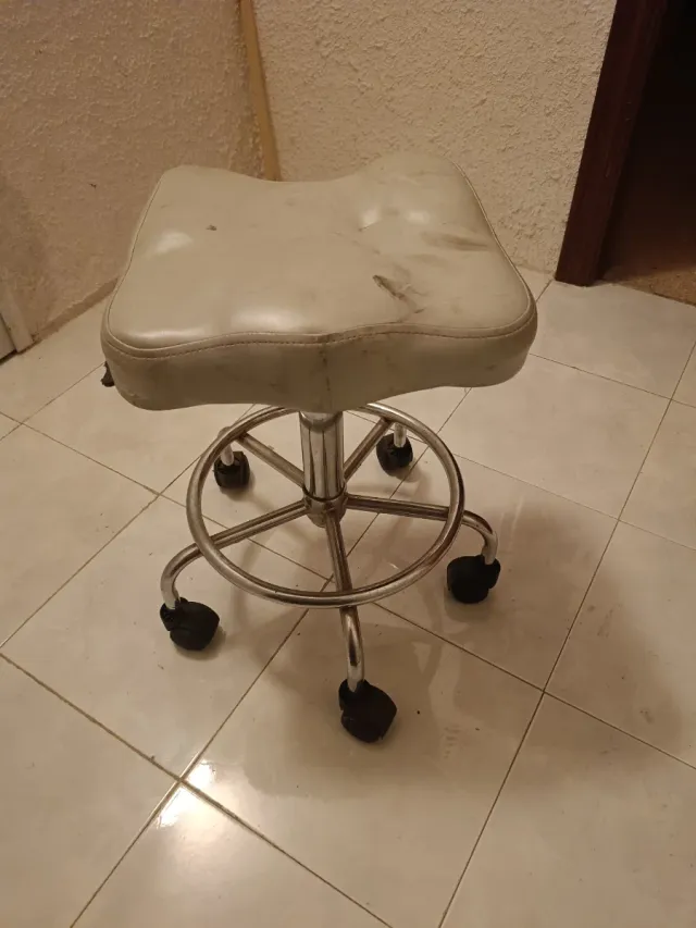 Taburete clínico bajo piel sintética