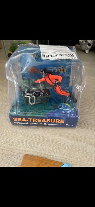 Accessori per acquario con subacquei, tesori e pietre