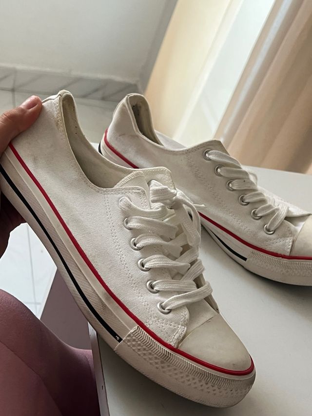 Zapatillas blancas con detalles rojos