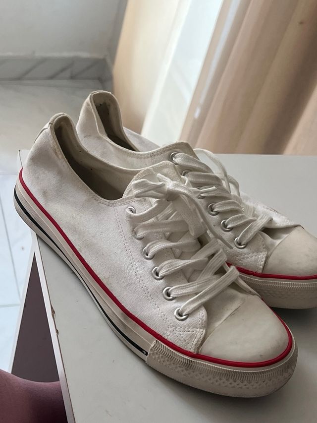 Zapatillas blancas con detalles rojos