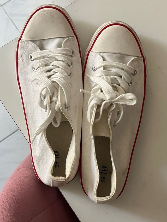 Zapatillas blancas con detalles rojos