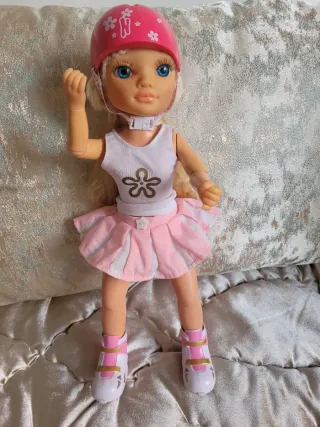 Muñeca patinadora con casco y patines
