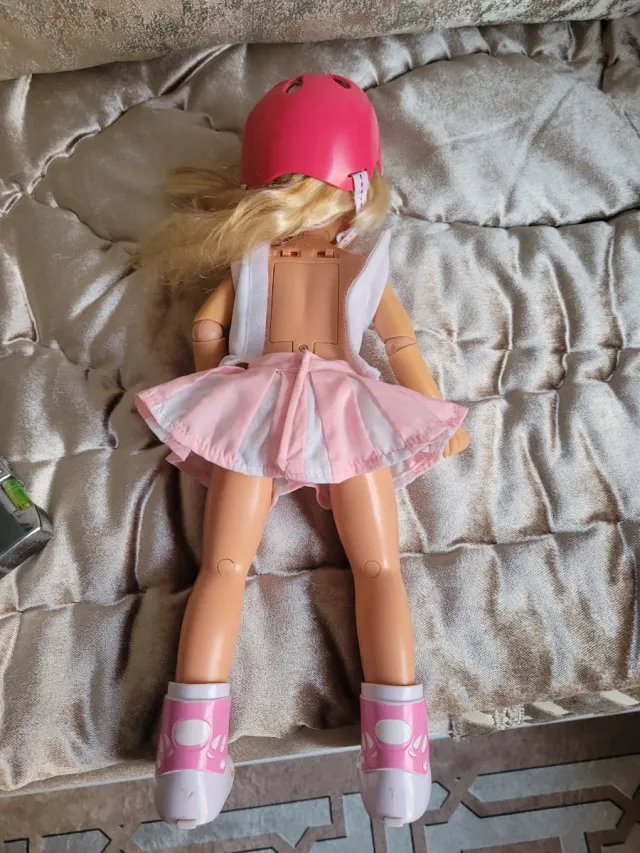 Muñeca patinadora con casco y patines