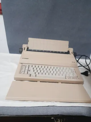 Máquina de Escrever Hermes EP250