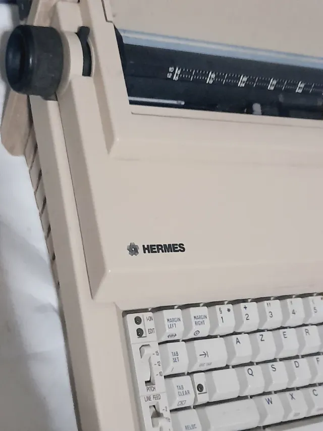 Máquina de Escrever Hermes EP250