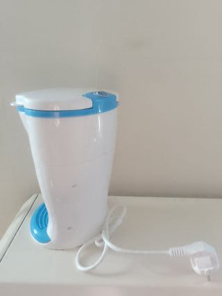 Cafetera o tetera eléctrica con tazas