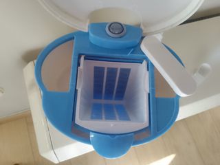 Cafetera o tetera eléctrica con tazas