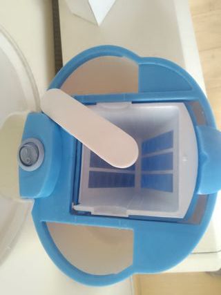 Cafetera o tetera eléctrica con tazas