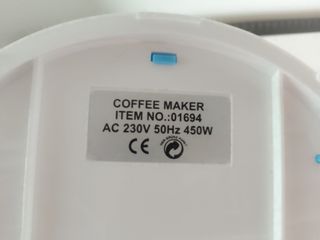 Cafetera o tetera eléctrica con tazas