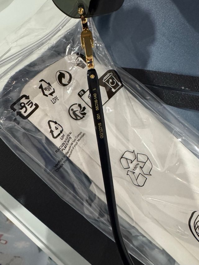 Gafas Gucci Negras y Doradas