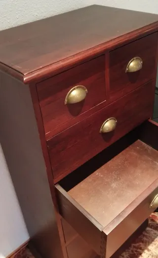 Cómoda de madera maciza con 7 cajones.