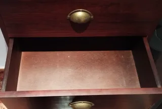 Cómoda de madera maciza con 7 cajones.