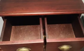 Cómoda de madera maciza con 7 cajones.