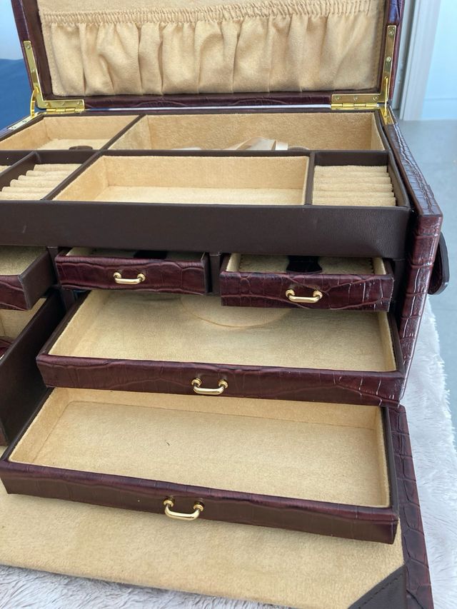 Joyero de piel marrón, 36 ancho,21 alto,26 fondo