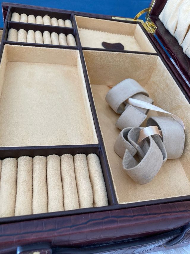 Joyero de piel marrón, 36 ancho,21 alto,26 fondo