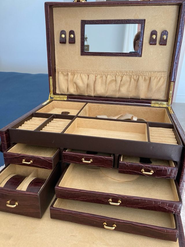 Joyero de piel marrón, 36 ancho,21 alto,26 fondo