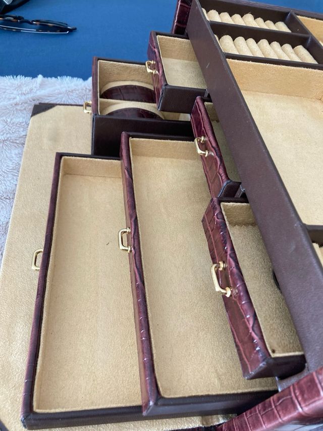 Joyero de piel marrón, 36 ancho,21 alto,26 fondo