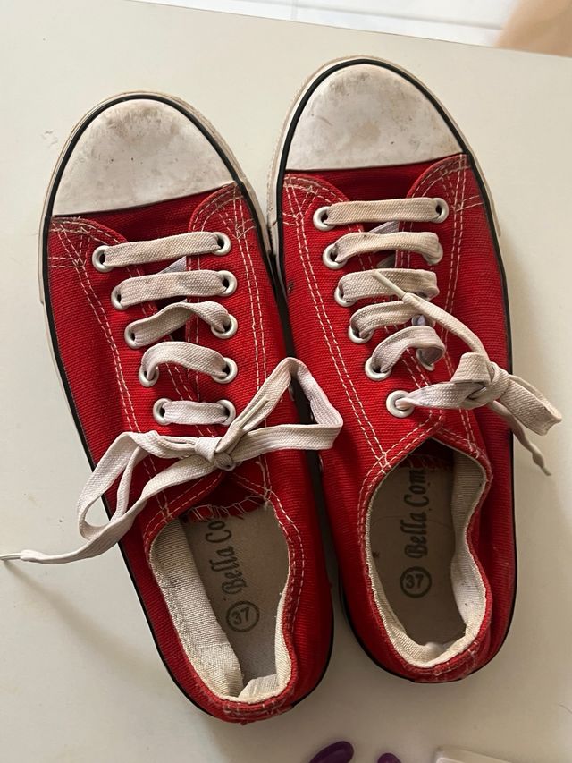 Zapatillas Converse rojas y blancas