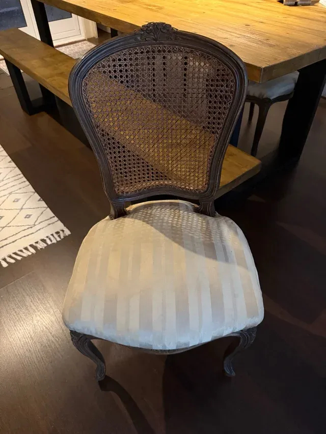 Vecchie sedie imbottite in canna di legno