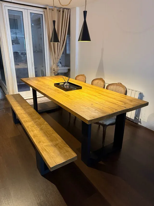 Vecchie sedie imbottite in canna di legno