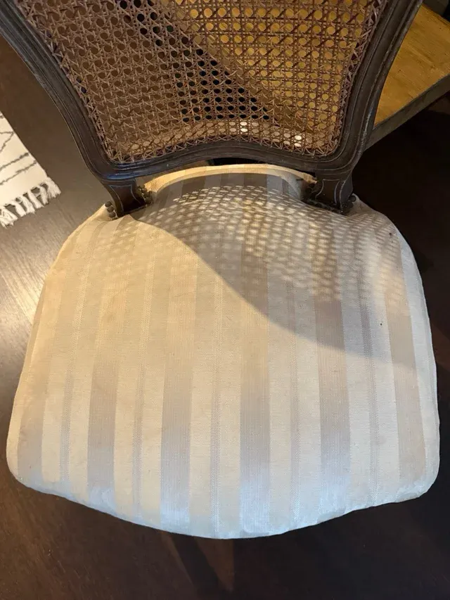 Vecchie sedie imbottite in canna di legno