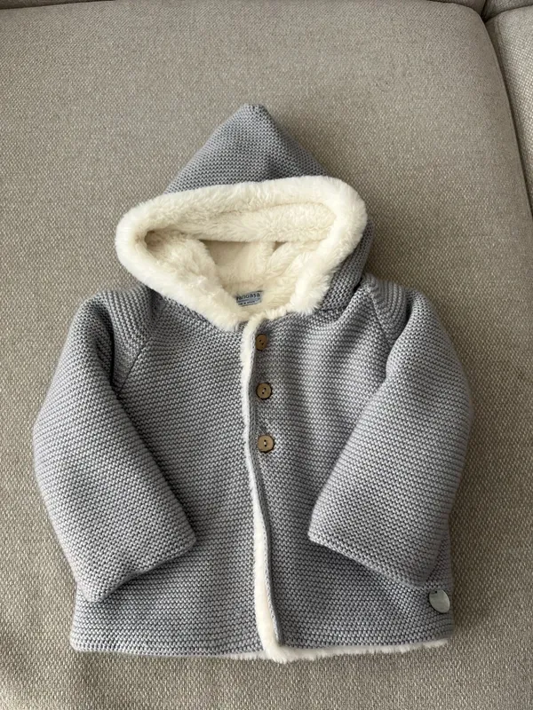 Abrigo Pangasa con pelo gris