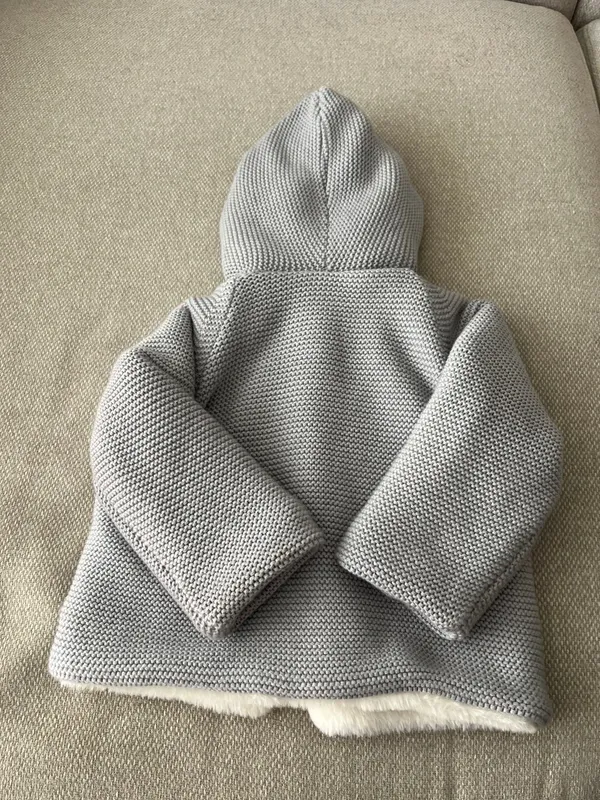 Abrigo Pangasa con pelo gris