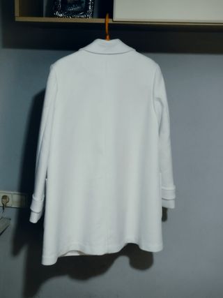 Abrigo 3/4 efecto capa blanco