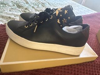 Zapatillas Michael Kors negras con estrellas dorad
