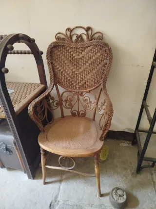 Antiche poltrone in vimini e legno