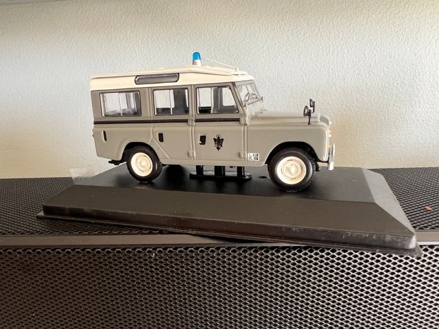 Modello di auto della Polizia Armata in scala