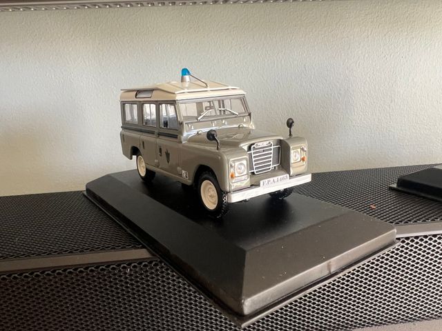 Modello di auto della Polizia Armata in scala