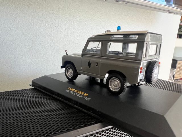 Modello di auto della Polizia Armata in scala