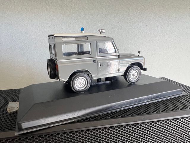 Modello di auto della Polizia Armata in scala