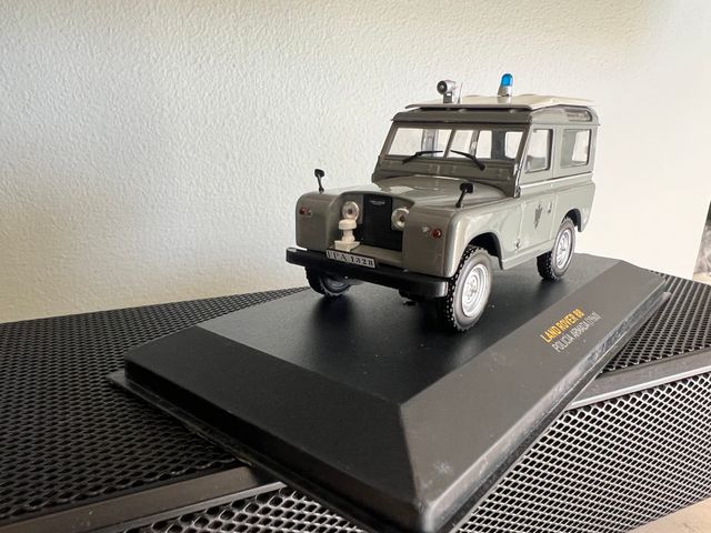 Modello di auto della Polizia Armata in scala