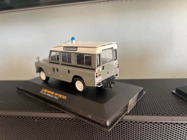 Modello di auto della Polizia Armata in scala