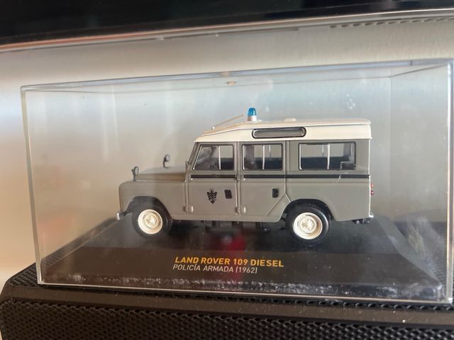 2 Carros da Polícia Armada em Escala
