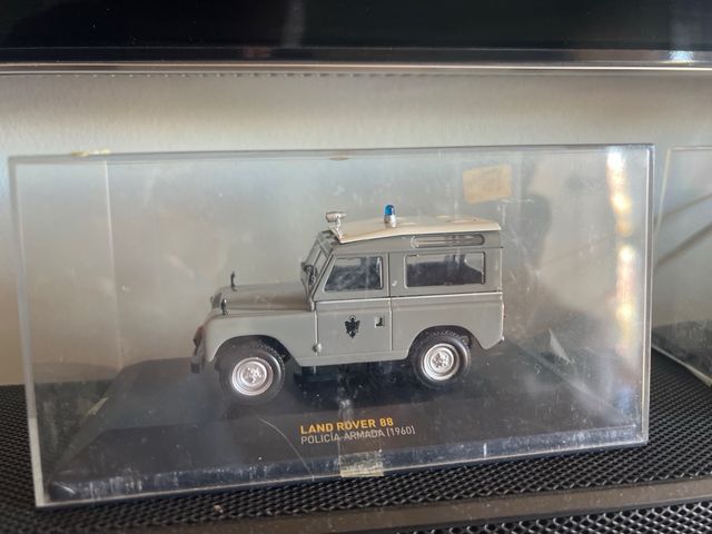 2 Carros da Polícia Armada em Escala