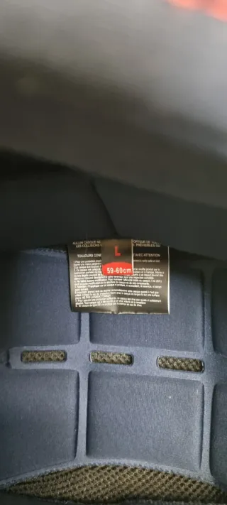 Casco de moto negro y amarillo