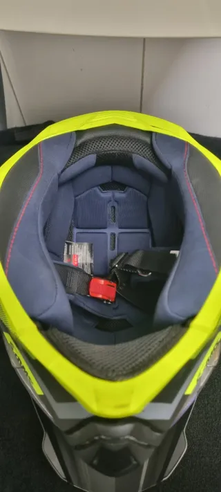 Casco de moto negro y amarillo